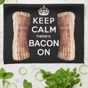 Behållalugn där är bacon på kökshandduk