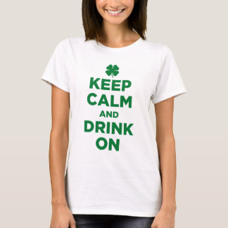 Behållalugn och drink på ShamrockT-tröja T Shirt