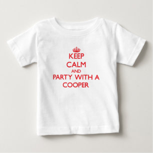 Behållalugn och party med en Cooper T-shirt