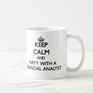 Behållalugn och party med en finansiell analytike kaffemugg