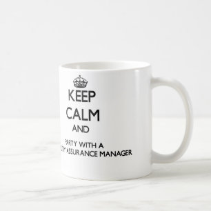Behållalugn och party med en kvalitets- försäkr kaffemugg