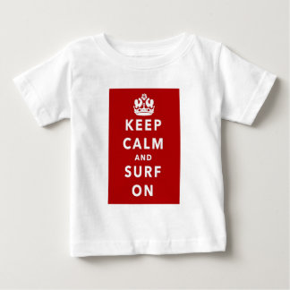 Behållalugn och surfa på tee shirt