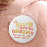 Behållan Preppy är fantastisk slogan smilie ansikt Knapp<br><div class="desc">Barnet Preppy stil har en knappbricka för påfyllnadsknappar. Läser Behålla: Fantastisk med ett leende ansikte med ögon och regnbåge i gult,  korall,  rosa. Med sitt eget formuleringsval i extra,  som för närvarande lyder,  är du vacker både inom och utanför. Originalgrafik och design från www.mylittleeden.com på Zazzle.</div>
