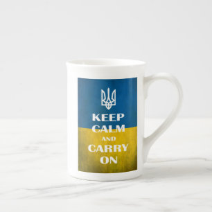 Behållans lugn och fortsätt med ukrainska emblemet benporslin mugg
