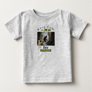 Behållans Lugn och leta efter Bigfoot bästa bigfoo T Shirt