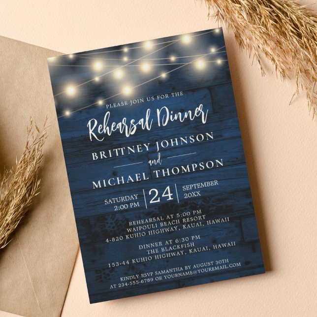 Behållare för ljusrepetition av marint blå trästrå inbjudningar (Navy wood rustic string lights rehearsal dinner invitation is perfect for a barn or country wedding.)