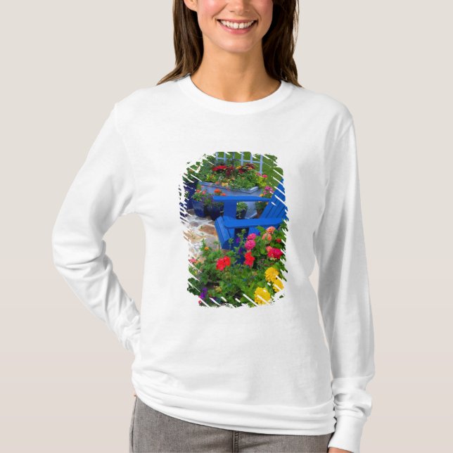 Behållarträdgårdsdesign med blå stol i vår t-shirt (Framsida)