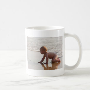Behandla som ett barn att leka i sanden på kaffemugg