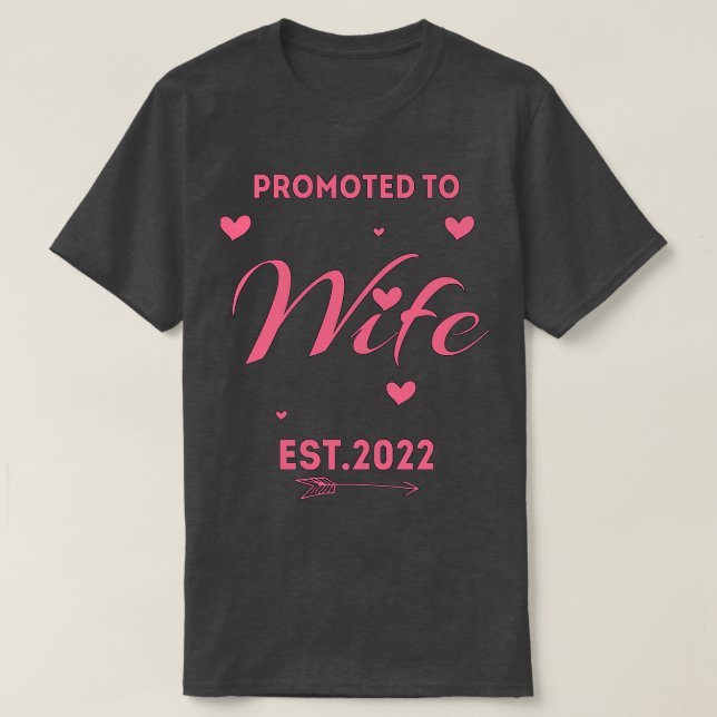 BEHANDLAD TILL WIFE 2022 ROSA BRIDE GIFT FUNNY WOM T SHIRT (Design framsida)
