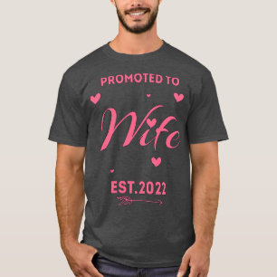 BEHANDLAD TILL WIFE 2022 ROSA BRIDE GIFT FUNNY WOM T SHIRT