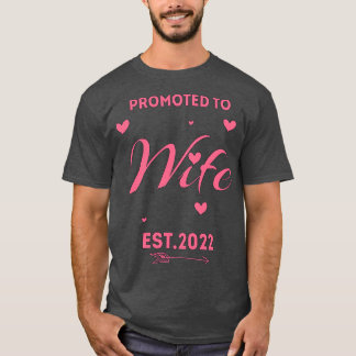 BEHANDLAD TILL WIFE 2022 ROSA BRIDE GIFT FUNNY WOM T SHIRT