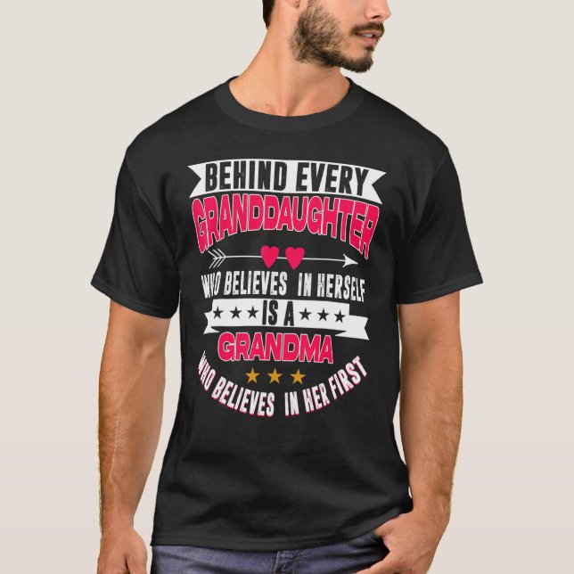 Behind Every Granddaughter Who Believes In Herself T Shirt (Framsida)