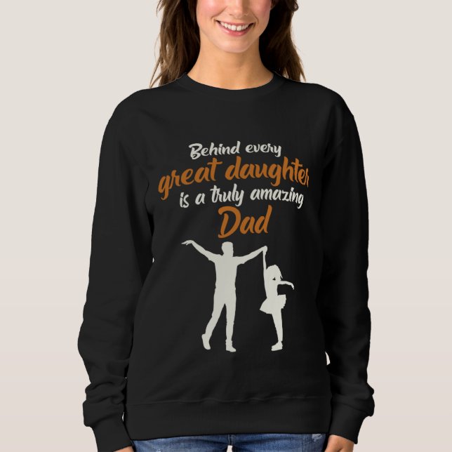 Behind Every Great DAughter Is A Truly Amazing Dad T Shirt (Framsida)
