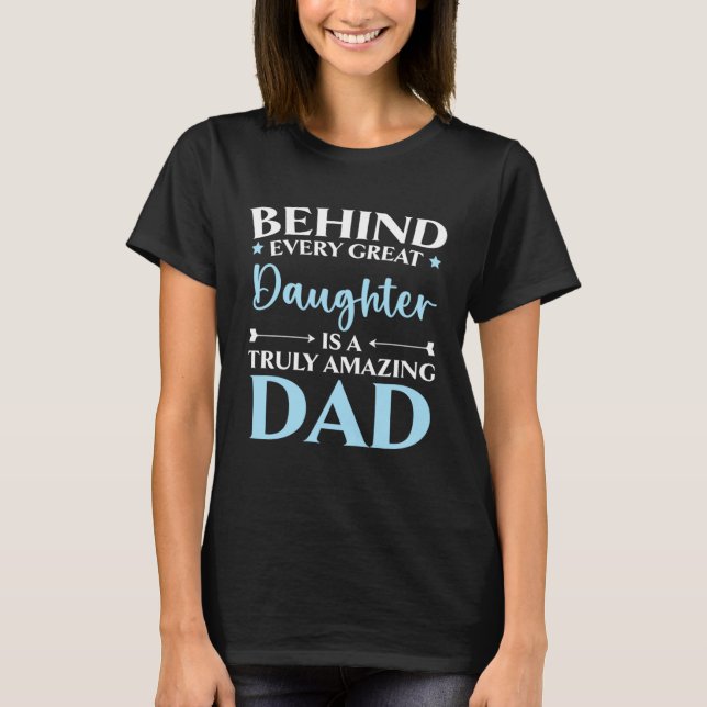 Behind Every Great Daughter Is A Truly Amazing Dad T Shirt (Framsida)