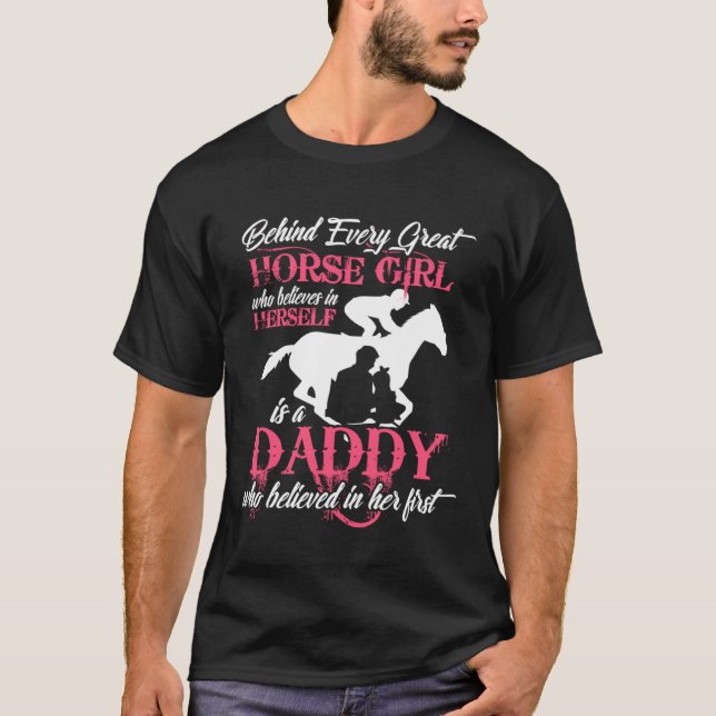 Behind Every Great Horse Girl Is A Daddy T Shirt (Framsida)
