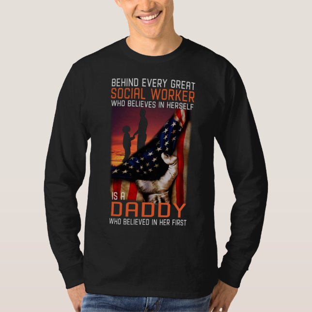 Behind every great Social Worker is a Daddy who be T Shirt (Framsida)