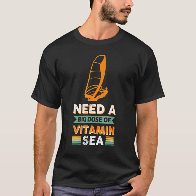 Behov av en hög dos vitamin Sea Windsurfing T Shirt (Framsida)