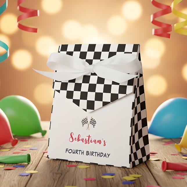 Behov av fyra hastigheter fjärde barns födelsedag presentaskar (Skapare uppladdad)