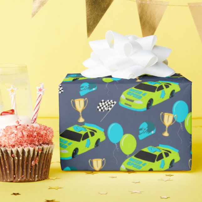 Behov av fyra snabbgående Tävling-bilboxar 4e föde Presentpapper (Födelsedagsfest)