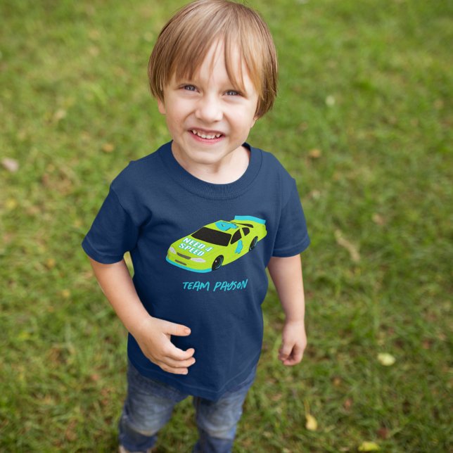 Behov av fyra snabbgående Tävling-bilboxar 4e föde T Shirt (Skapare uppladdad)