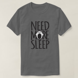 Behöv mer sömnsvartvit som gäspar slogant-skjor t-shirt