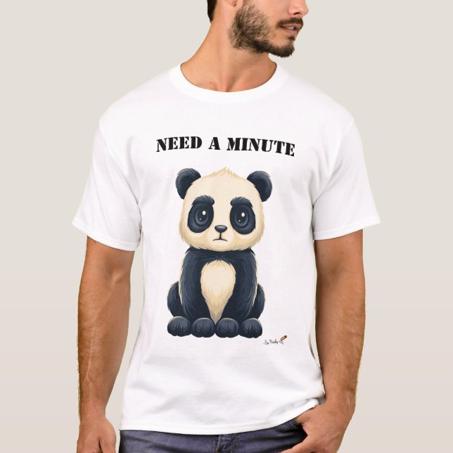 Behöver en minut Rolig Trött Panda T-Shirt (Framsida)