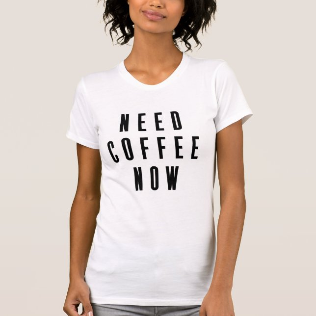 Behöver kaffe nu t shirt (Framsida)