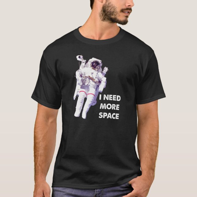 Behöver Mer Plats Rolig T-shirt (Framsida)