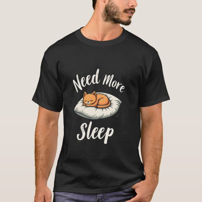 Behöver Mer Sömn Sövande katt T Shirt (Framsida)