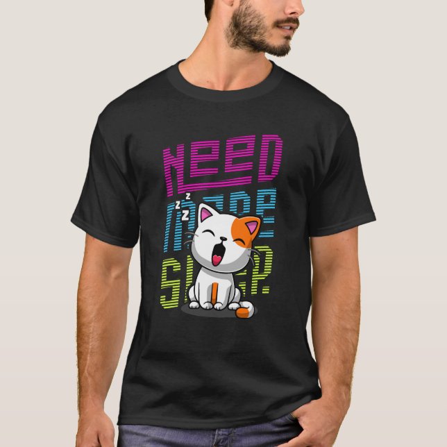 Behöver mer strömsparläge | Funny Cat söt yawn-utt T Shirt (Framsida)