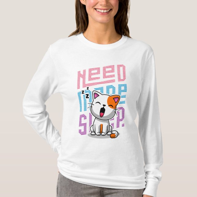 Behöver mer strömsparläge | Funny Cat söt yawn-utt T Shirt (Framsida)