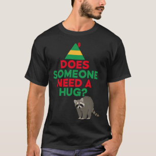 Behöver någon en Hug Elf Hat Racoon Funny Chris? T Shirt