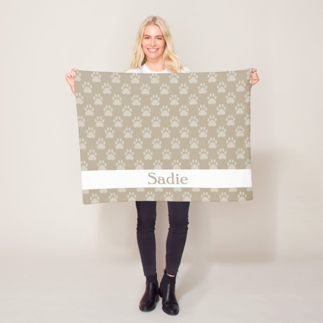 Beiga tåavtrycksmönster med anpassat namn fleecefilt (På plats)