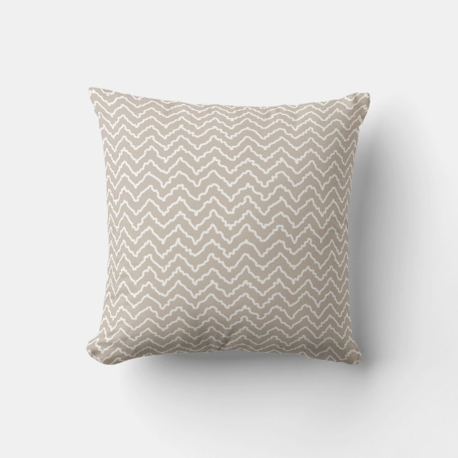Beige And White Squiggly Chevron Zigzag Pattern Kudde (Framsida)