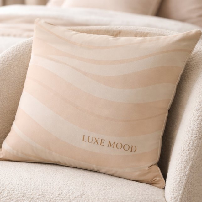 Beige Blush Ripple Throw Pillow Kudde (A diagonal blush ripple across warm beige brings gentle movement to neutral interiors.)