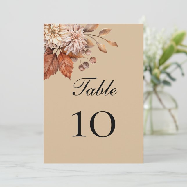 Beige Boho Blommiga Bröllops Bord Nummer Kort (Stående Fram)