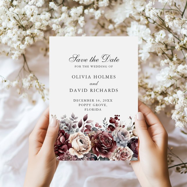 Beige Boho-Blommigten Spara datumkortet Spara Datumet (Beige Boho Floral Save the Date Card in hands next to tiny white flowers)