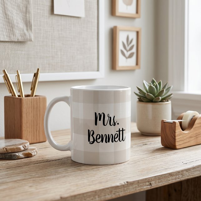 Beige Buffalo-rutig Monogram Personlig Lärare Gåva Kaffemugg (Skapare uppladdad)