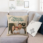 Beige burlap fotobog, handdragen jul kudde<br><div class="desc">En beige faux-komploft tittar bakgrund,  grönt och en handdragen båge. Text och foto. God jul är skrivet med ett stil-retro-teckensnitt. En bild av en sammanbrott,  det är inte en sammanbrott.</div>