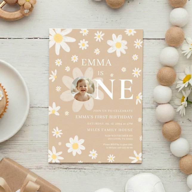Beige Daisy First 1st Birthday Photo invitation Inbjudningar (Skapare uppladdad)