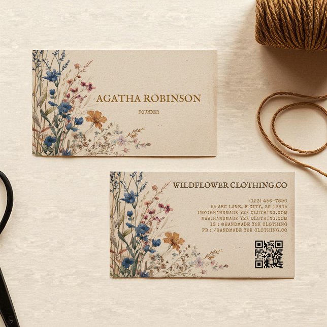 Beige Gräns Rustic Boho Wildblomkläder Visitkort (Beige Border Rustic Boho Wildflower Clothing Business Card)
