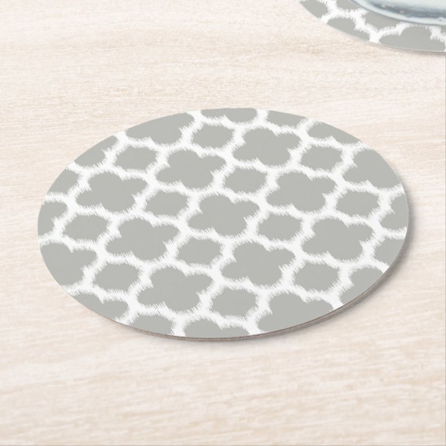 Beige Grått White Retro Ikat Quatrefoil Mönster Underlägg Papper Rund (Vinklad)