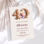 Beige guld persiko-blommigten 40-årsdag lyx inbjudningar<br><div class="desc">En modern,  snyggt och glamorös inbjudan till en 40-årsdag. Bakgrund till Beige-färgaden,  dekorerad med en persiko- och lila vattenfärgad blomma. Namn är skrivet med ett modernt handskript i stil. Anpassa och lägg till information om party. Nummer 40 skrivs med ett stil-skript med ballong.</div>