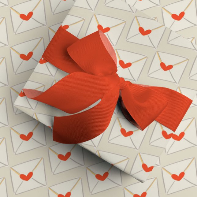 Beige Kärlek Notes Red Heart Kuvert Mönster Presentpapper (Red heart love note Valentine's Day envelope gift wrapping paper.)