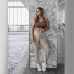 Beige Leggings med Ro<br><div class="desc">Titta på den vackra marmorliknande anpassningsbarna med färgaden "Life" och ett Ro-grafikobjekt på sidan av varje ben. Denna beige, kräm, ljusbrun färg kan lätt matchas med vilken överdel som helst. Du kan uppdatera "Life" till en annan ord eller använda Namn eller Nickname. Du hittar en matchande strängpåse i Fitness, Yoga,...</div>