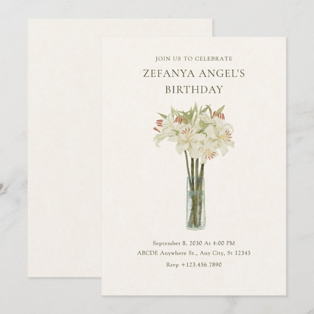 Beige lily-blomman i vas-minimalistfödelsedag inbjudningar (Fram/baksida)
