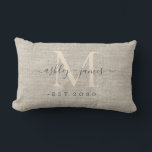 Beige Linen Ivory Monogram Script Bröllop Keepsaké Lumbarkudde<br><div class="desc">Elegant bröllop keepsakébeige woven linen-effektkudde med text i handskrivet skript i off-black chic calligraphy och snyggt modern typography. Lägg bara till namn, monogram och bröllop datum. Underbar lyxgåva till det nylånade paret. Enbart designad för dig av Lycklig Dolphin Studio. Kontakta oss på happydolphinstudio@outlook.com om du behöver hjälp eller matchande produkter....</div>