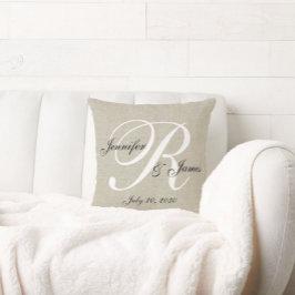 Beige Linen Monogram Newlyed Bröllop Keepsaké Kudde