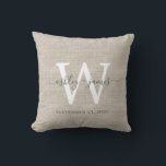 Beige Linen White Monogram Bröllop Keepsaké Kudde<br><div class="desc">Elegant bröllop keepsaké beige woven linen-effektkudde med texten i mörk grått chic handskrivet skript calligrafi. Lägg bara till namn,  monogram och bröllop datum. Underbar gåva till ett nytt par. Enbart designad för dig av Lycklig Dolphin Studio. Kontakta oss på happydolphinstudio@outlook.com om du behöver hjälp eller matchande produkter.</div>
