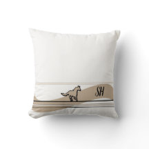 Beige löphästdesign & initialer kastkudde